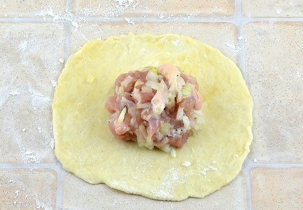 Нежное куриное мясо в хрустящем слоеном тесте Нежное куриное мясо в хрустящем слоеном тесте