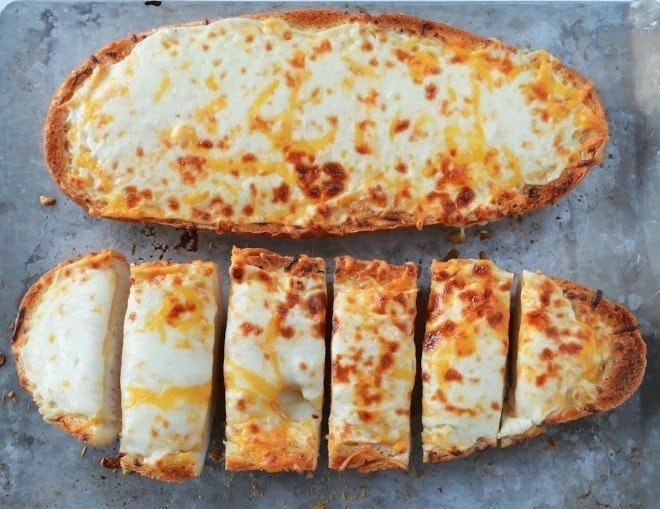 Чесночный хлеб с сыром Чесночный хлеб с сыром