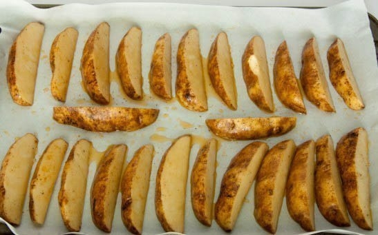 Запеченные картофельные дольки. Запеченные картофельные дольки.