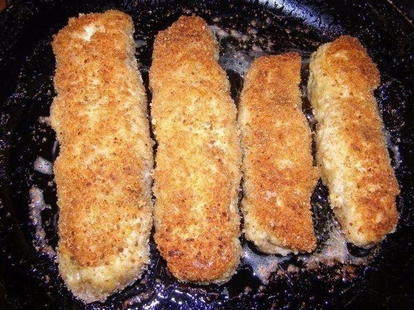Куриные рулетики с грибами и сыром в сметанном соусе Куриные рулетики с грибами и сыром в сметанном соусе