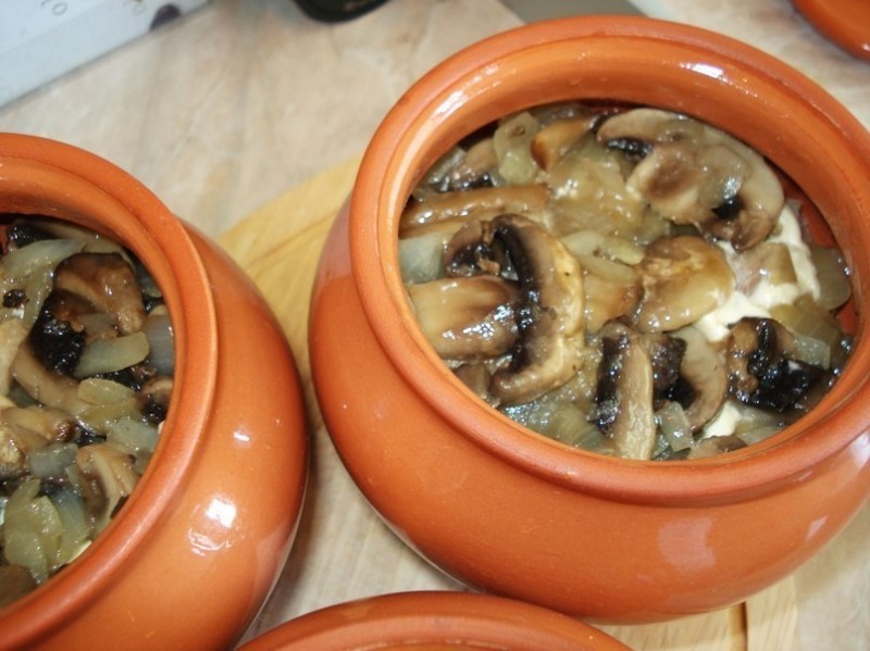 Мясо в горшочке с картофелем и сыром Мясо в горшочке с картофелем и сыром