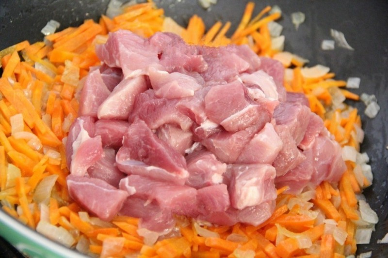 Плов на сковороде со свининой.