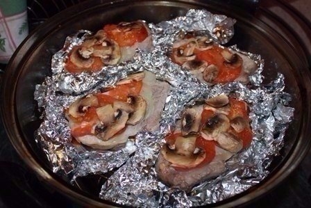 Мясо в фольге с грибами и помидорами Мясо в фольге с грибами и помидорами