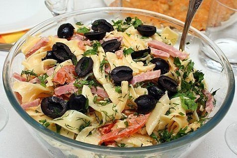 Итальянский салат с сыром и пастой