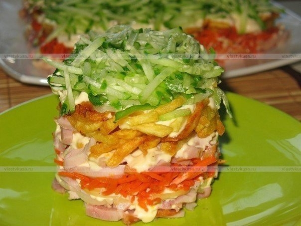 Обалденный слоеный салат с курицей и картофелем