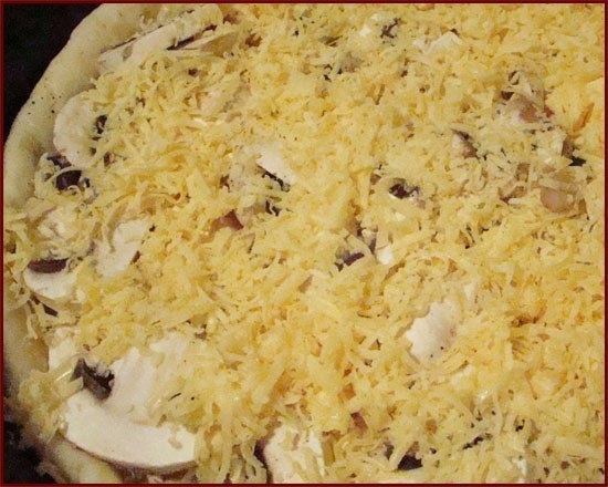 Грибная пицца-пирог. Грибная пицца-пирог.