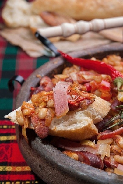 Фасоль в деревенском стиле с колбасками и овощами Фасоль в деревенском стиле с колбасками и овощами