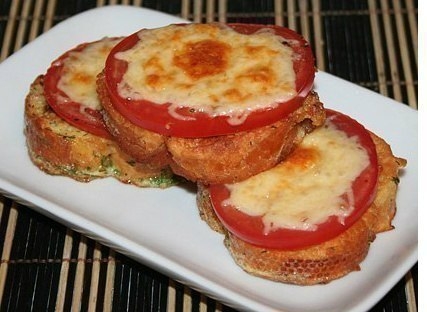Гренки с помидорами и сыром к завтраку.