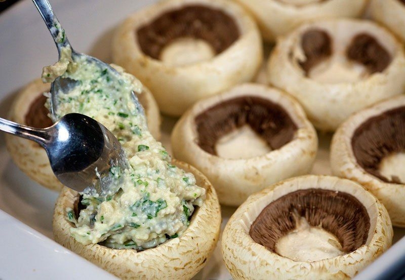 Шампиньоны с курицей и сыром Шампиньоны с курицей и сыром