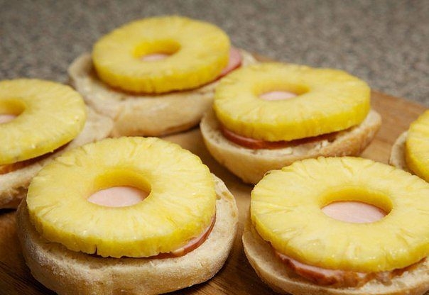 Открытый сэндвич с ветчиной, сыром и ананасом Открытый сэндвич с ветчиной, сыром и ананасом