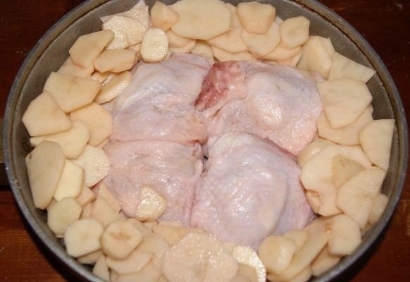 Куриные бедра в картофельном кольце Куриные бедра в картофельном кольце