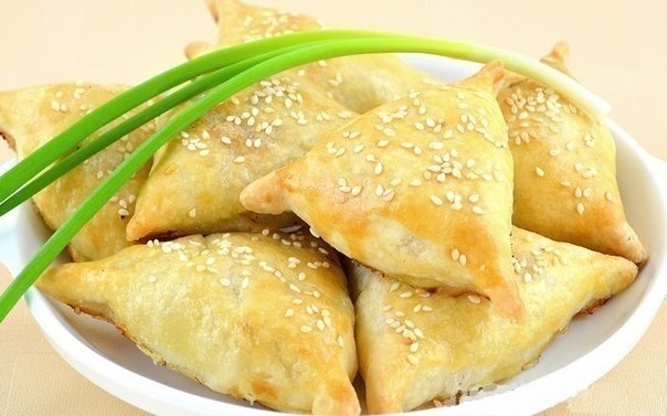 Нежное куриное мясо в хрустящем слоеном тесте Нежное куриное мясо в хрустящем слоеном тесте