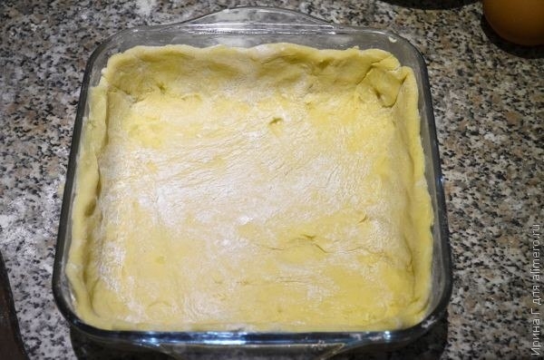 Открытый мясной пирог из картофельного теста