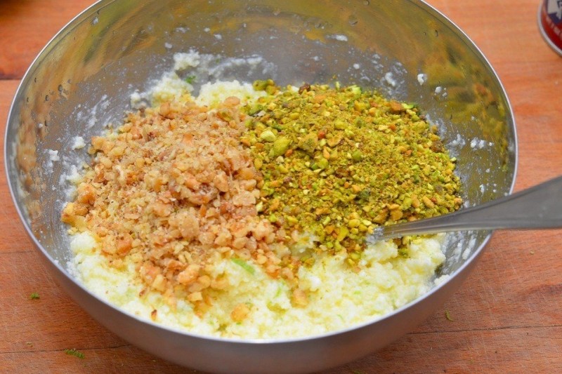 Творожные кексы с фисташками и грецкими орехами