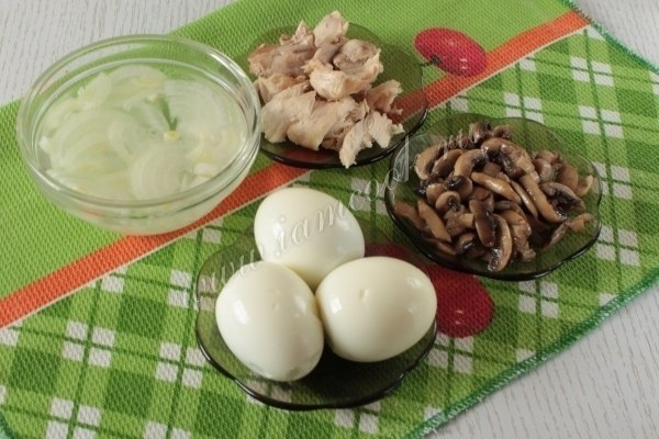 Салат с ананасами, курицей и грибами Салат с ананасами, курицей и грибами