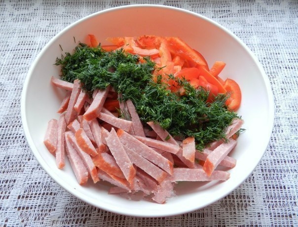 Салат с копченой колбасой и огурцами. Салат с копченой колбасой и огурцами.