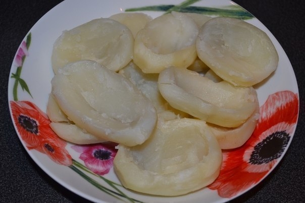 Картофель, фаршированный копченой курицей и овощами под сыром Картофель, фаршированный копченой курицей и овощами под сыром
