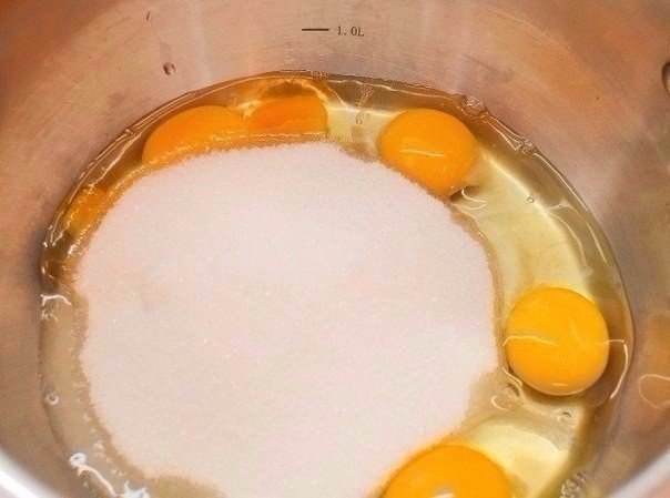 Пышная шарлотка с яблоками в мультиварке. Пышная шарлотка с яблоками в мультиварке.