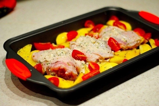 Курица, маринованная в кефире, запечённая с картофелем с травами и чесноком Курица, маринованная в кефире, запечённая с картофелем с травами и чесноком