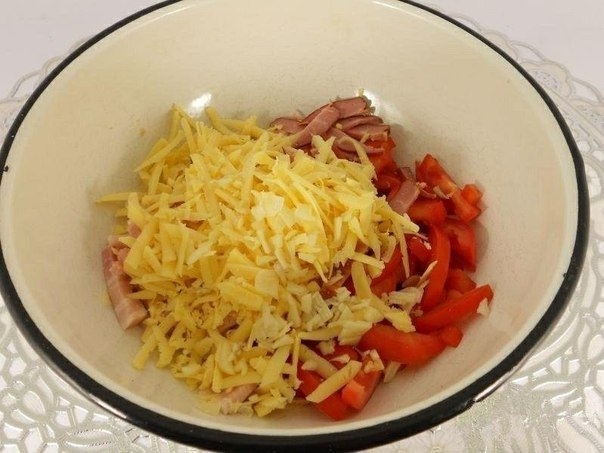 Салат из помидоров с грудинкой, сыром и сухариками
