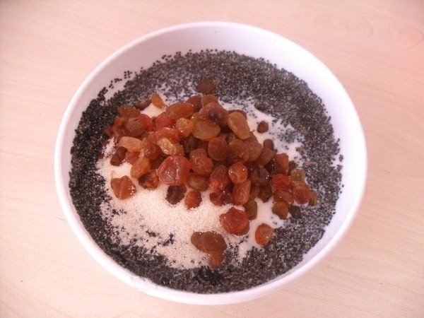 Бисквитный рулет с маком и изюмом Бисквитный рулет с маком и изюмом