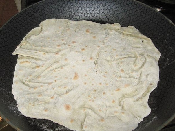 Армянский тонкий лаваш на сковороде.