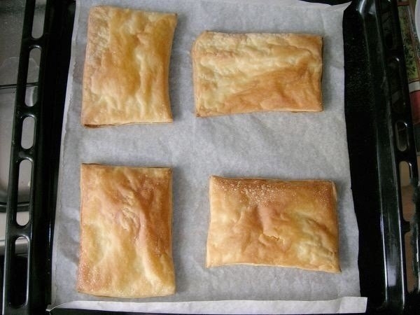 Слоеное пирожное со сгущенкой. Слоеное пирожное со сгущенкой.