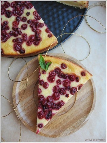 Пирог с творожной начинкой и брусникой Пирог с творожной начинкой и брусникой