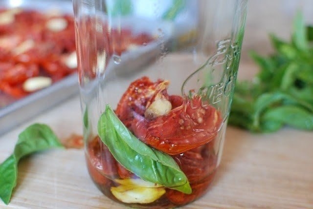 Вяленые помидоры с базиликом