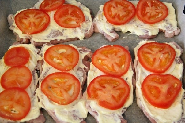 Свинина, запеченная с помидорами и сыром. Свинина, запеченная с помидорами и сыром.