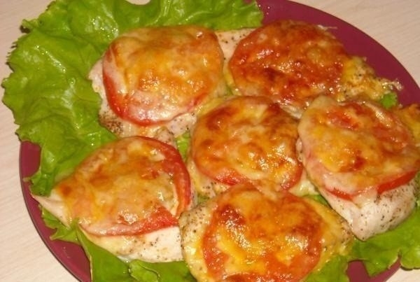 Куриное филе под сыром с помидорами Куриное филе под сыром с помидорами
