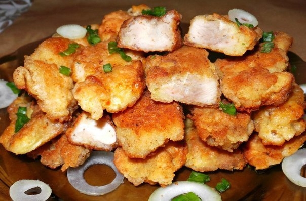 Хрустящие куриные палочки в панировочных сухарях. Хрустящие куриные палочки в панировочных сухарях.