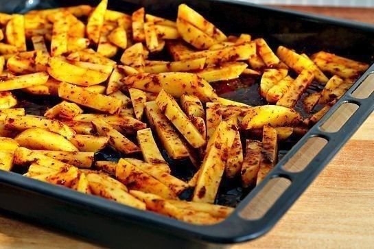 Ароматный картофель фри, запеченный в духовке Ароматный картофель фри, запеченный в духовке