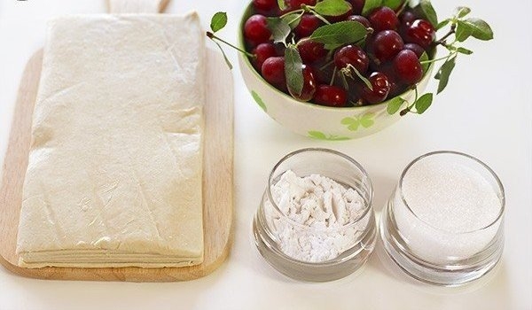 Слойки с вишней Слойки с вишней