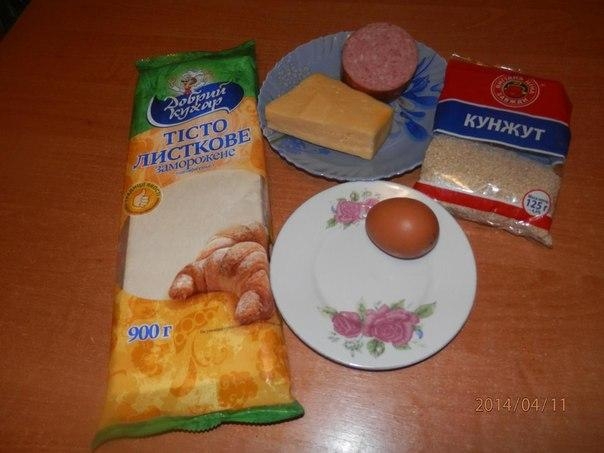 Вкусняшки с сыром и колбасой.