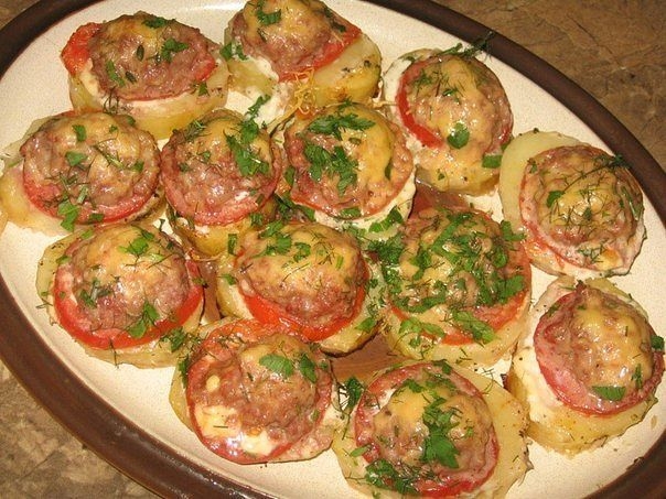 Картофель домашний, запеченый с мясом и помидорами