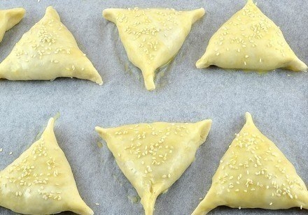 Нежное куриное мясо в хрустящем слоеном тесте Нежное куриное мясо в хрустящем слоеном тесте