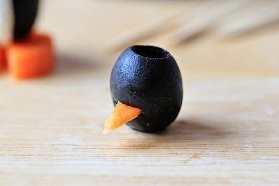 Пингвинчики из оливок и сыра Пингвинчики из оливок и сыра