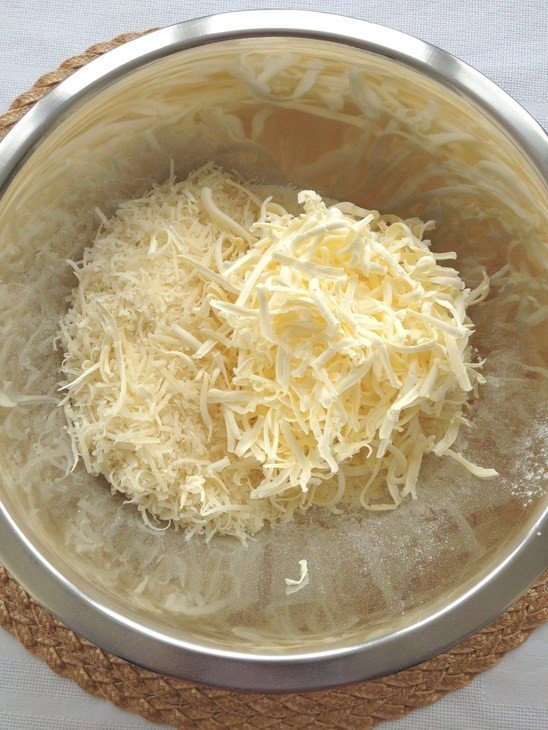 Печенье из пармезана с кунжутом, морской солью и острым соусом Печенье из пармезана с кунжутом, морской солью и острым соусом