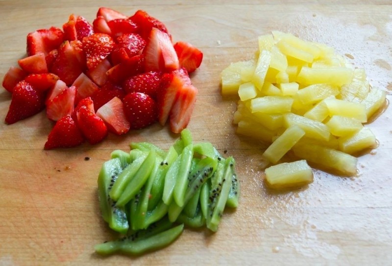 Вкусные и лёгкие сладкие роллы с творожно-фруктовой начинкой Вкусные и лёгкие сладкие роллы с творожно-фруктовой начинкой