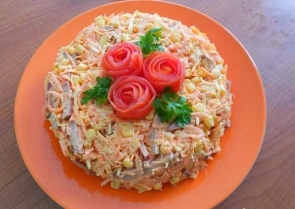Вкусный салат с копченной колбасой