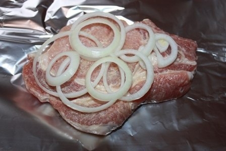 Мясо в фольге с грибами и помидорами. Мясо в фольге с грибами и помидорами.