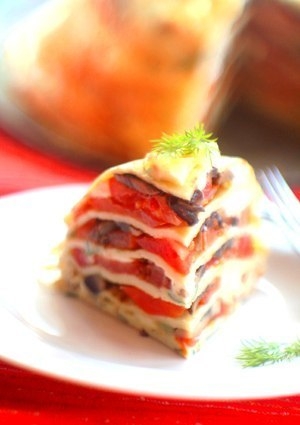Блинный пирог с помидорами, грибами и сыром