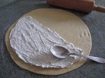 Пирог с творогом, сыром и салями («кальцоне») Пирог с творогом, сыром и салями («кальцоне»)