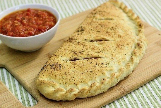 Кальцоне с ветчиной и сыром под соусом маринара Кальцоне с ветчиной и сыром под соусом маринара