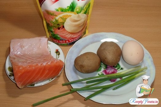 Салат с семгой, картофелем, яйцом, луком