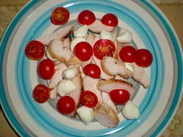 Салат с куриным филе, черри и моцареллой Салат с куриным филе, черри и моцареллой