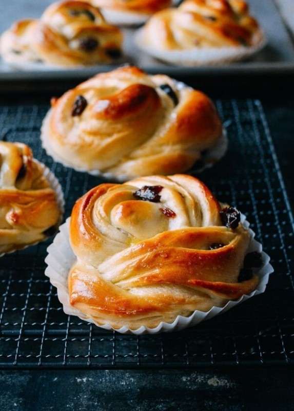 Булочки с изюмом. Булочки с изюмом.
