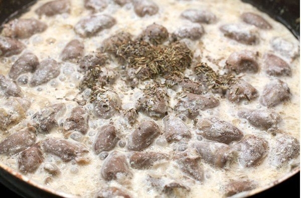 Куриные сердечки, тушеные в сметане Куриные сердечки, тушеные в сметане