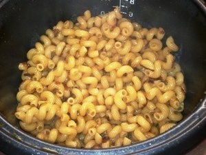 Макароны с сыром, зеленым горошком и брокколи Макароны с сыром, зеленым горошком и брокколи